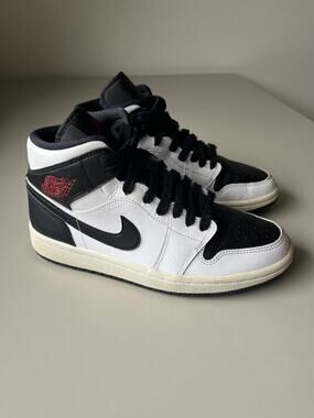 Air Jordan 1 Mid Reverse Black Toe Women's White BQ6472 Nike Red Black Gym sz. 7
